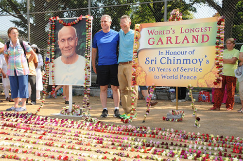 1New-York-Councilman-and-Ashrita-Furman-behind-world's-longest-garland_photo-by-Bijoy-Imhof