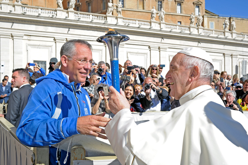 pope-francis_blesses_the_peace-torch-1-observatory