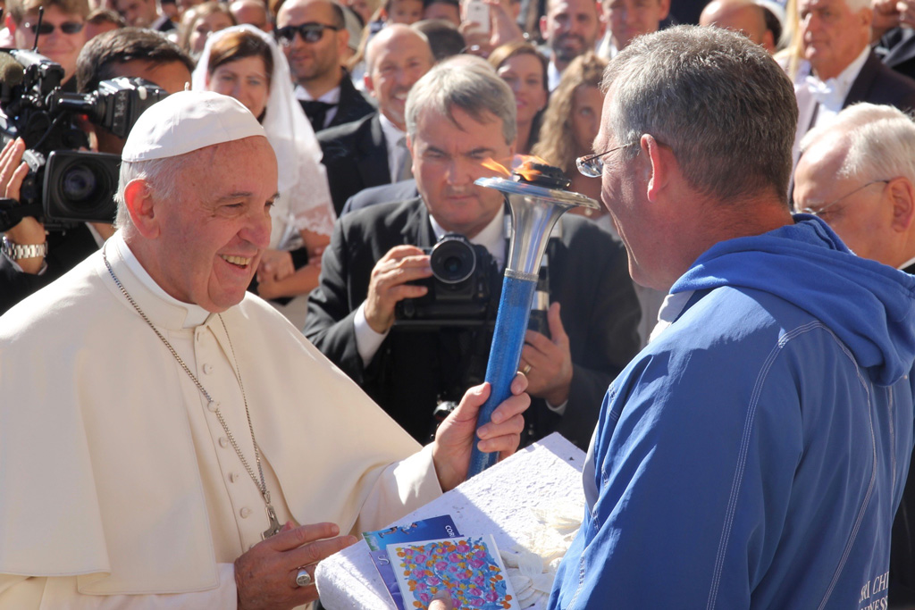 pope-francis_blesses_the_peace-torch