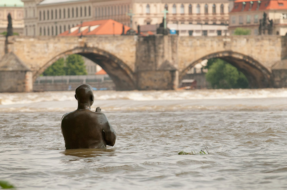 Statue-of-Sri-Chinmoy-flooded-in-Prague-4-Apaguha-Vesely